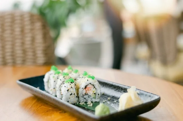 Roll into the weekend with a burst of flavour. 🍣✨ Fresh, vibrant, and waiting for you at the top.

#eandoAthens #AthensMarriott #SushiLovers #RooftopDining #AthensEats