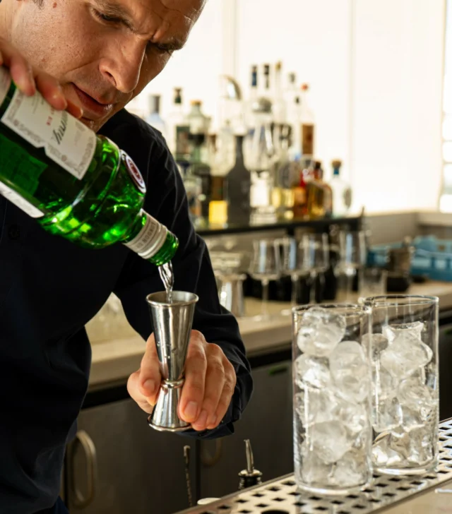 Elevated mixology with a view. 🍸✨
Savour expertly crafted cocktails at e&O Athens, where modern flavours meet the Athenian skyline. Join us on the Athens Marriott rooftop to take in the horizon and experience the art of hosting.

#eandoAthens #AthensMarriott #RooftopBar #AthensViews