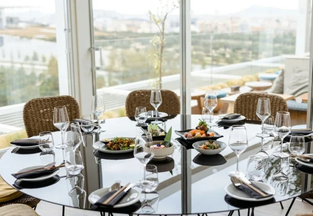 Setting the table for an elegant evening. 
Crisp sips, curated flavors, and panoramic views await your next dinner date at e&o Athens. 🥂

📍 e&o Athens | Athens Marriott Hotel

#eandoAthens #AthensMarriott #RooftopAthens #AthensDinner #MarriottMoments #PanAsianCuisine