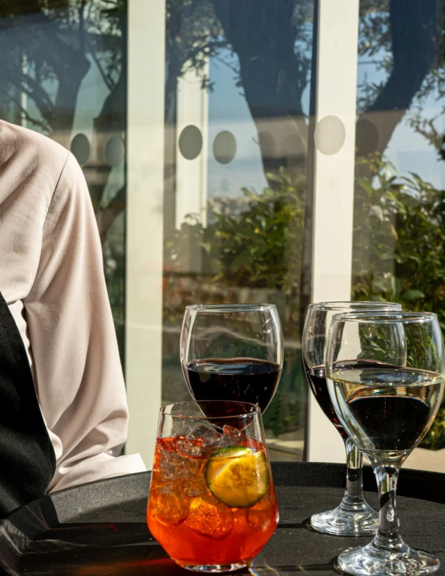 Sun-drenched afternoons call for curated sips. Find your favourite glass and let the weekend unfold from the best vantage point in the city. ✨

#eandoAthens #RooftopBarAthens #CraftCocktails #Athens #RooftopViews