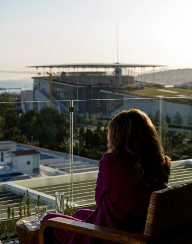 Front row seats to the best view in town. 

#eandoAthens #AthensRooftop #StavrosNiarchos #AthensVibes #LuxuryLifestyleAthens