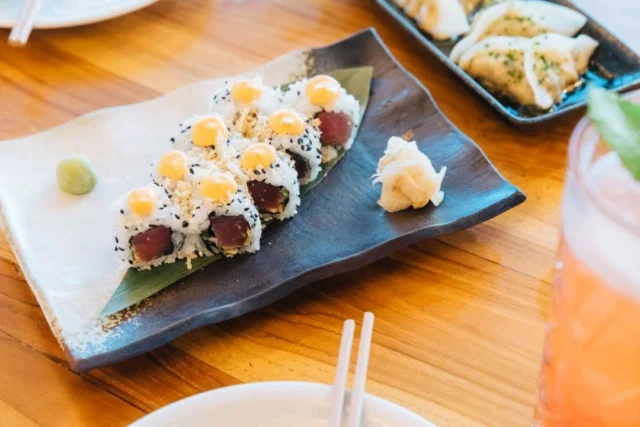 Summer on a plate (and in a glass). 🥢☀️

#eandoAthens #AthensRooftop #SummerInAthens #SushiTime